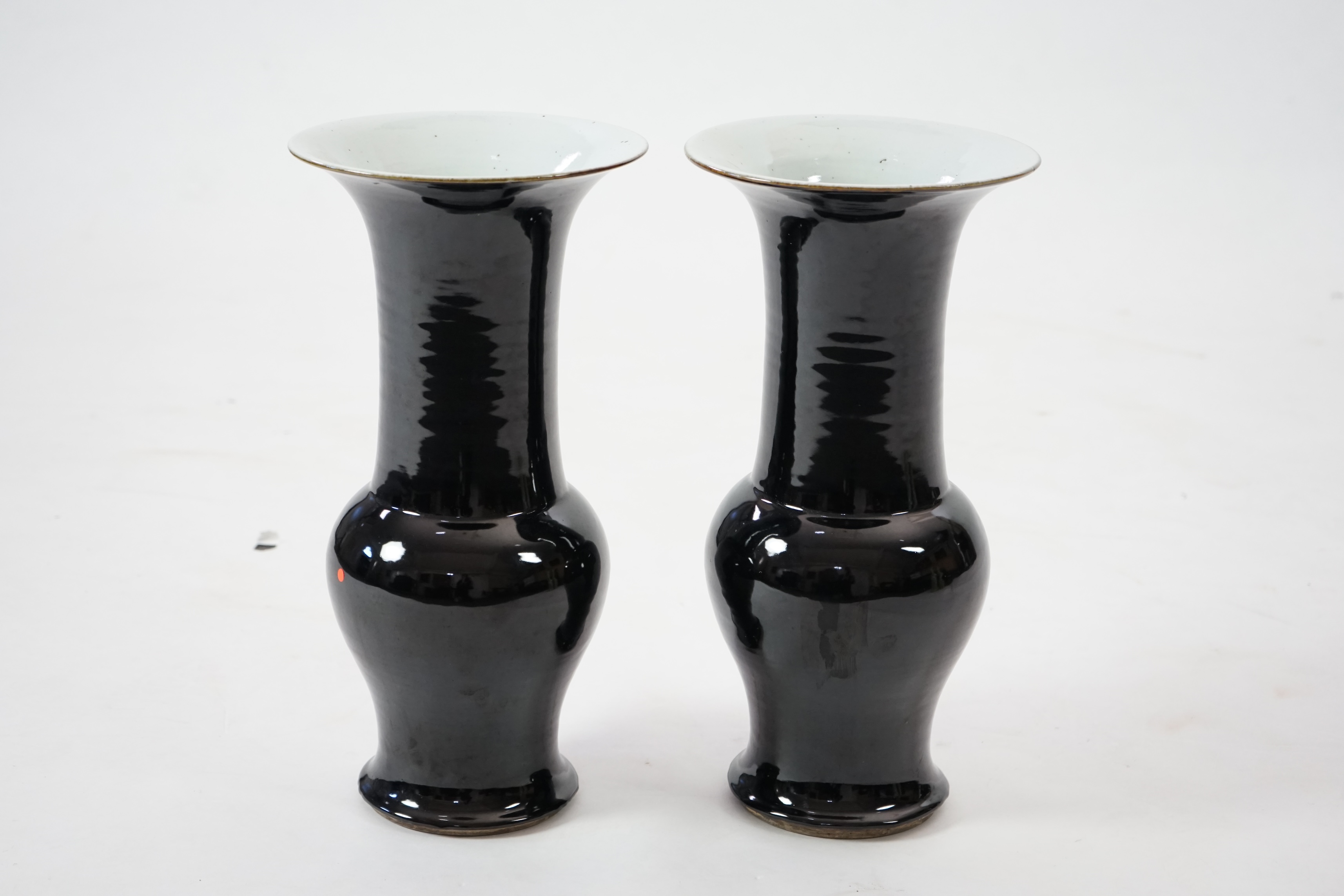 A pair of large Chinese mirror black glazed yen-yen vases, Kangxi period (1662-1722)